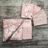 Lenjerie de pat bumbac satinat model Shadow cu model floral alb pe fundal roz pudră, accente delicate și detalii rafinate