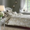 Lenjerie de pat bumbac satinat model Shadow cu model floral alb pe fundal verde deschis, accente delicate și detalii rafinate
