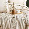 Lenjerie de pat Yoan din bumbac prespalat cu imprimeu digital, crem cu flori delicate si borduri decorative