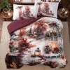 Lenjerie de pat flanel Dalila First Choice, peisaj de iarna cu brazi, casute inzapezite, felinar si fereastra decorata, verso bordo