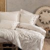Lenjerie de pat din in și bumbac Cotton Box Arie cu detalii brodate, prezentată într-un dormitor elegant și rafinat.