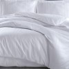 Lenjerie de pat jacquard ranforce alba Clasy Home Melkor V1 pe pat elegant