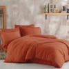 Lenjerie de pat jacquard ranforce Estina V9 Caramiziu cu textura in dungi fine pe fundal caramiziu