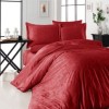 Lenjerie de pat roșie cu design elegant jacquard cu motive florale stil damasc din bumbac satinat mercerizat, model Story Home Siray Red, set 6 piese.