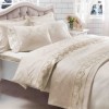 Lenjerie de pat Artois din bumbac 100% dublu satinat crem cu design elegant și broderie fină.