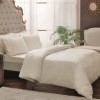 Lenjerie de pat Colette din bumbac 100% dublu satinat ecru cu design elegant și broderii subtile.
