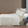 Lenjerie de pat King Merisa Rock din bumbac egiptean Silk Satin 400 TC, cu broderie geometrică fină și bordură taupe, pentru un dormitor elegant.