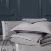 Lenjerie de pat King Myron Ash din bumbac egiptean Silk Satin 400 TC, gri perlat, cu nasturi decorativi și țesătură premium pentru un somn luxos.