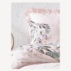 Lenjerie de pat satin premium, model Hiro, cu design floral elegant pe fundal roz pastel și volane rafinate.