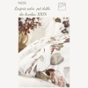 Lenjerie de pat satin premium, model Noa, cu imprimeu floral elegant pe fundal alb și volane sofisticate.