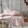 Lenjerie de pat din bumbac satinat Cotton Box cu model flori roz pastel și detalii florale pe fundal gri deschis