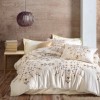Lenjerie de pat bumbac satinat premium Laura Brown, culoare crem cu accente maronii și design elegant, perfectă pentru dormitor.