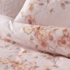 Lenjerie de pat bej deschis cu imprimeu floral pastelat în nuanțe de roz și crem, model Pansy Bej, bumbac 100% satinat, set cu 6 piese