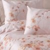 Lenjerie de pat bej deschis cu imprimeu floral pastelat în nuanțe de roz și crem, model Pansy Bej, bumbac 100% satinat, set cu 6 piese