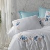 Lenjerie de pat brodată fluturi albastru și alb din bumbac satinat Cotton Box, model Amy Blue, set complet