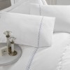 lenjerie de pat bumbac poplin, alb-albastru Dante, set lenjerie pat Cotton Box, design minimalist broderii discrete