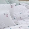 Lenjerie de pat brodată flori alb și mentă din bumbac satinat Cotton Box, model Ella Mint, set complet