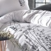 Lenjerie de pat bumbac satinat model Nicci cu broderie 3D în nuanțe de alb și antracit, accente elegante și detalii rafinate