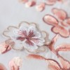 Lenjerie de pat albă din satin cu broderii roz delicate, model Cotton Box Tiny Powder, realizată din bumbac 100% satinat.