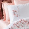 Lenjerie de pat albă din satin cu broderii roz delicate, model Cotton Box Tiny Powder, realizată din bumbac 100% satinat.