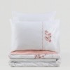 Lenjerie de pat albă din satin cu broderii roz delicate, model Cotton Box Tiny Powder, realizată din bumbac 100% satinat.