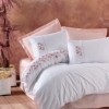 Lenjerie de pat albă din satin cu broderii roz delicate, model Cotton Box Tiny Powder, realizată din bumbac 100% satinat.