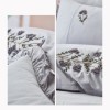 Lenjerie de pat premium din satin de lux, model Issel Gri, cu broderie elegantă și volane sofisticate.