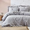 Lenjerie de pat premium din satin de lux, model Issel Gri, cu broderie elegantă și volane sofisticate.