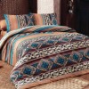 Lenjerie de pat Ranforce Bahar Adriana V2 cu design tradițional cu modele geometrice și dungi în nuanțe de albastru, maro și bej.