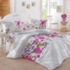 Lenjerie de pat Ranforce Bahar Violette V1 cu design floral vibrant în nuanțe de roz, mov și verde decorată cu flori delicate pe fundal alb