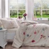 Lenjerie de pat Ranforce Bienna Kirmizi cu design floral în nuanțe de roșu, albastru și roz pe fundal crem.