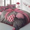 Lenjerie de pat Ranforce Cottonbox Lovebox Red cu design romantic ce include funde și inimi roșii în carouri pe un fundal gri