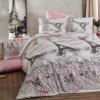 Lenjerie de pat Ranforce Paris cu design romantic și motive pariziene în nuanțe de roz pe fundal alb.