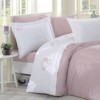 Lenjerie de pat de lux din bumbac dublu satinat, model Nazenin Home Ahsen Pudra, 4 piese, cu broderie roz pal pe fundal alb.