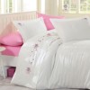 Lenjerie de pat satin brodat Nazenin Home Huma Pembe, alb cu flori roz, 6 piese, cearceaf roz uni