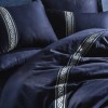Lenjerie de pat albastru închis din bumbac satinat cu broderii argintii, benzi decorative și margini tivite fin