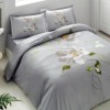 Lenjerie de pat TAC bumbac satinat gri deschis cu design floral delicat în tonuri de alb, verde și galben
