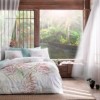 Set lenjerie de pat dublu Benicia Yeşil TAC din bumbac 100 % mako-satin, imprimeu botanical tropical verde-roșu pe fond alb, față reversibilă turcoaz