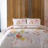 Lenjerie de pat din bumbac 100% satinat model Corey Kirmizi cu design floral vibrant în nuanțe de roșu, verde și galben.