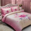 Lenjerie de pat din bumbac 100% satinat model Julian Roz cu design floral în nuanțe de roz și mov.