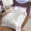 Lenjerie de pat din bumbac 100% satinat model Natalie Lila cu design floral și panglici mov pe fundal alb.