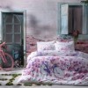 Lenjerie de pat din bumbac 100% satinat model Vincent Fusya cu design romantic de bicicletă și flori în nuanțe de fucsia și violet.