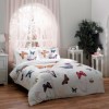 Lenjerie de pat de lux din bumbac satinat, model TAC Butterfly, 4 piese, cu fluturi viu colorați pe fundal alb.