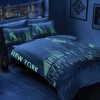 Lenjerie de pat TAC New York bumbac satinat alb și gri cu design urban fosforescent al siluetei orașului