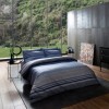 Lenjerie de pat de lux din bumbac satinat, model TAC Lux Line Bleu, 4 piese, cu dungi albastre și gri pe fundal albastru marin.