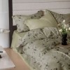 Lenjerie finet cu elastic 6 piese, model Flori gri pe fond bej, cu imprimeu floral în nuanțe de gri și cearceaf uni bej