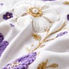 Lenjerie finet cu elastic 6 piese Flori mov si crem, model floral elegant in nuante de mov, crem si lila, cu cearsaf uni mov lila