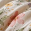 Lenjerie finet cu elastic 6 piese, model Flori pastel pe fundal crem deschis, cu cearsaf teracota uni