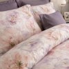 Lenjerie finet cu elastic 6 piese Flori pastel roz-lila, model floral pastelat in nuante de roz si lila, cu cearsaf lila uni