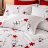 Lenjerie finet cu elastic 6 piese Flori rosii, model floral rosu pe fundal alb, cu cearsaf uni rosu